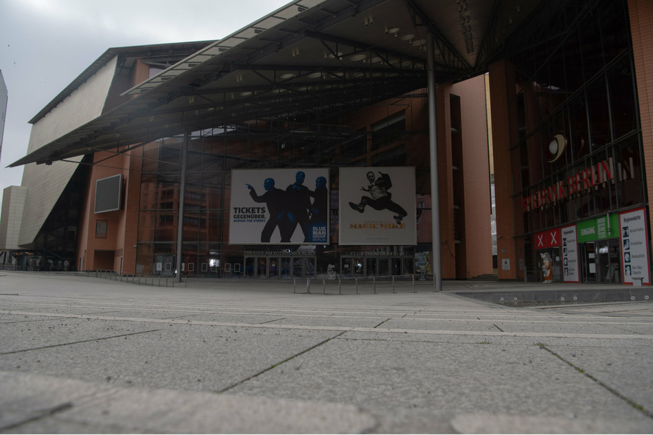 Menschenleer ist der Marlene-Dietrich-Platz vor dem Berlinale Palast.