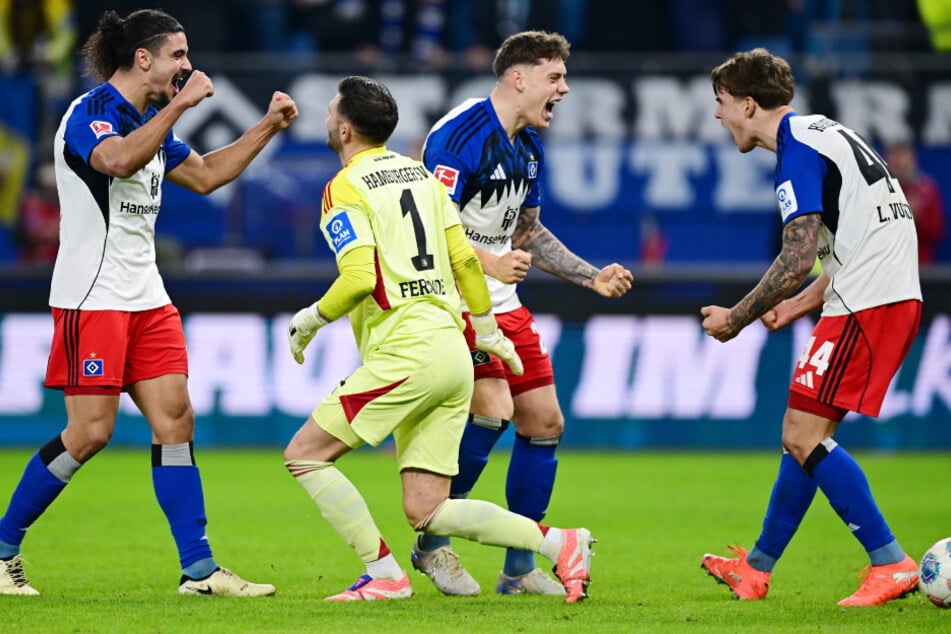 Pure Freude: Die HSV-Profis bejubeln den Schlusspfiff gegen den VfB Stuttgart.