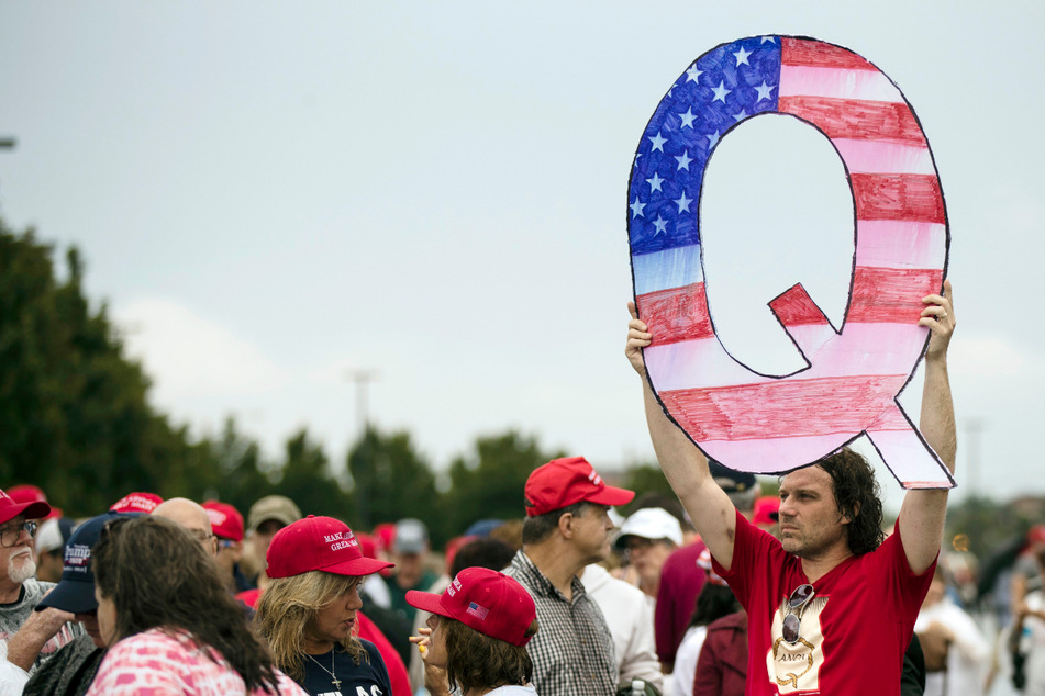 QAnon-Anhänger in den USA. In England hat die gefährliche Verschwörungstheorie einen Mann so weit gebracht, dass er versuchte, seine schwangere Partnerin zu ermorden. (Archivbild)