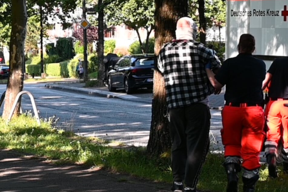 Messerattacke: Mann mit Küchenmesser am Hals verletzt: Stiefsohn soll psychisch krank sein