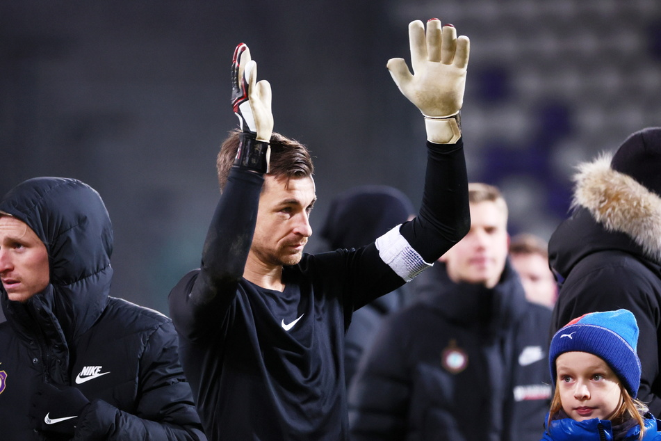 Martin Männel (35) bedankte sich nach dem 1:1 gegen Duisburg für die Unterstützung und die Geduld der Fans.
