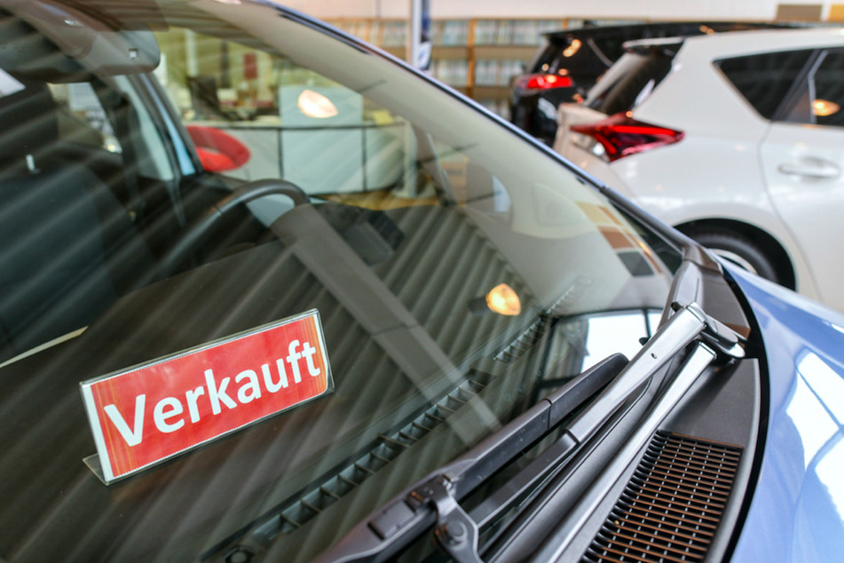 Weil sie sich die Autos bei einem Händler anschauen wollten, sind zwei junge Männer eingebrochen. (Symbolbild)