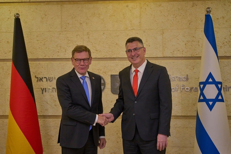 Der israelische Außenminister Gideon Saar (59, r.) hat in Jerusalem seinen deutschen Amtskollegen Johann Wadephul (63, CDU) getroffen.