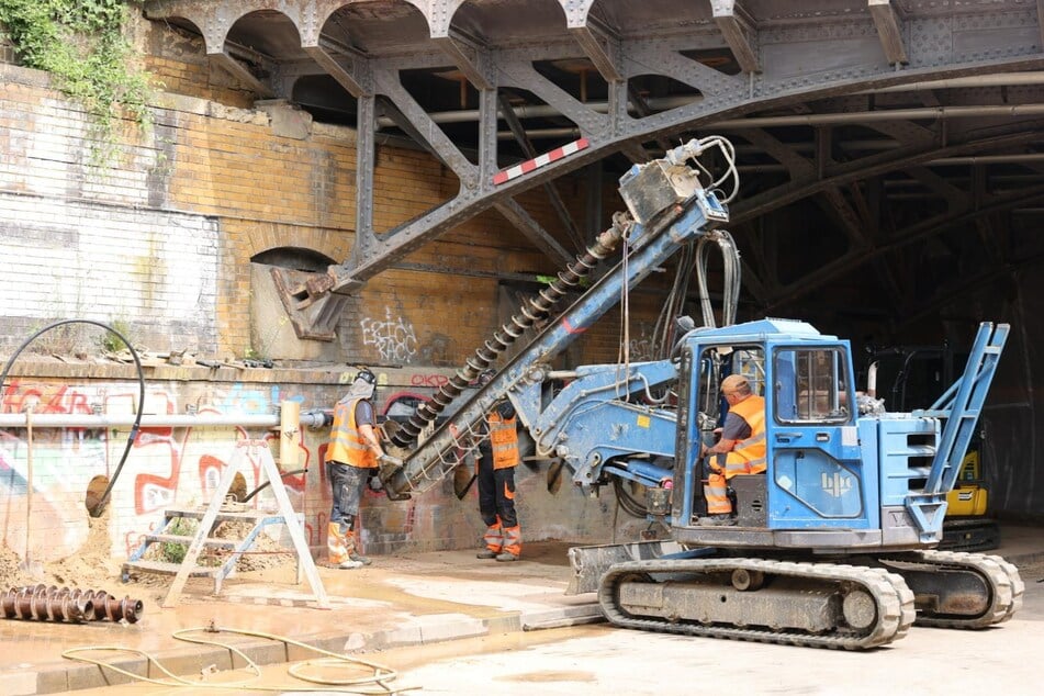 Die ersten Bauarbeiten an den Eisenbahnbrücken Pittlerstraße und Linkelstraße laufen schon.
