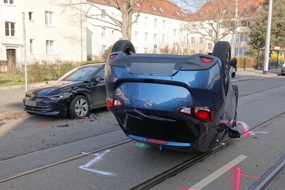 Der Wagen überschlug sich und prallte gegen ein geparktes Fahrzeug.