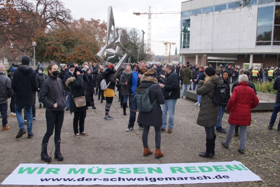 Querdenken-Demonstranten protestieren am Oberen Schloßgarten in Stuttgart.