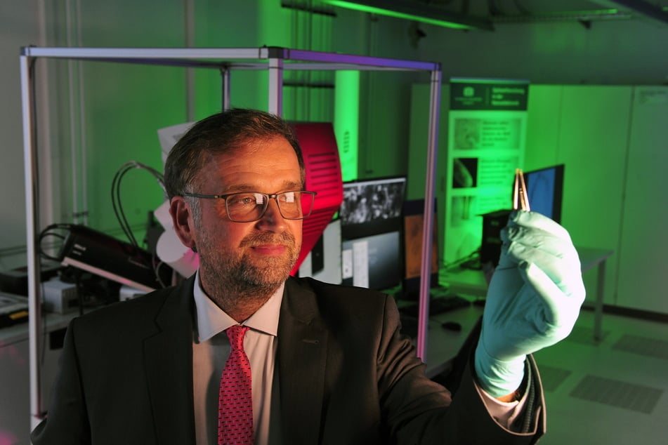 Prof. Oliver Schmidt leitet das Forschungszentrum für Materialien, Architekturen und Integration von Nanomembranen (MAIN) der Technischen Universität Chemnitz.
