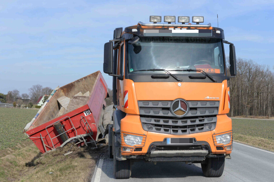 Aus bislang ungeklärter Ursache verlor der Lkw seinen Hänger.
