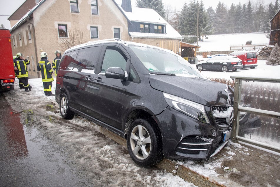 In Oberwiesenthal krachte ein Mercedes frontal gegen ein Geländer.