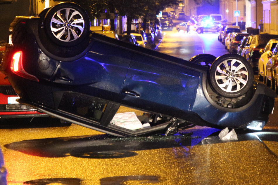 Auto überschlägt sich im Leipziger Norden: 72-Jährige schwer verletzt