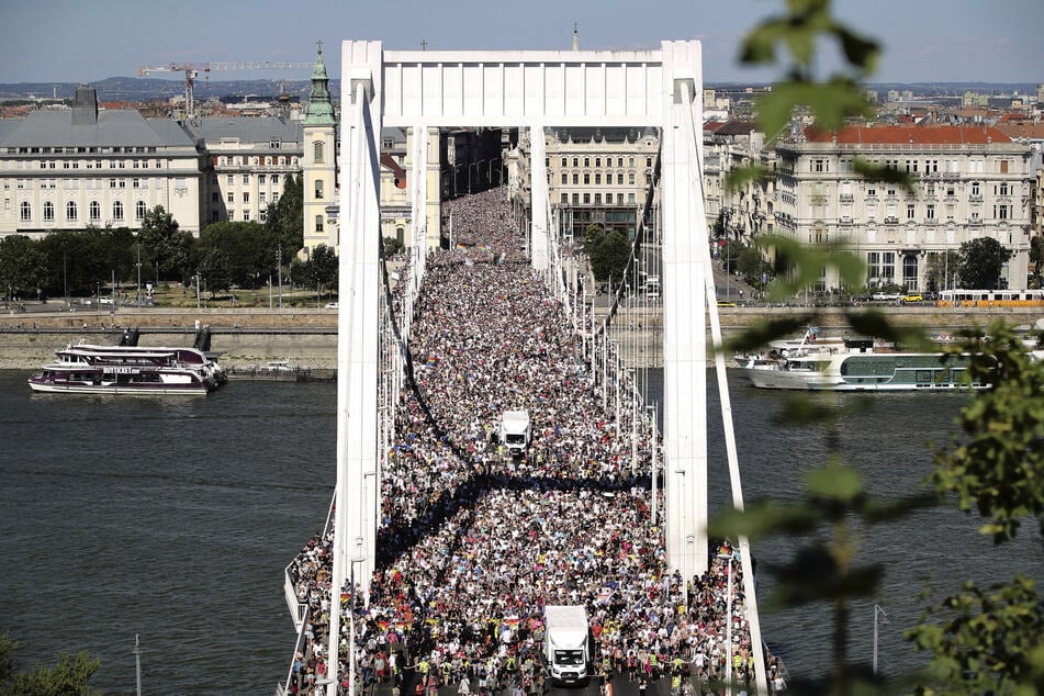 Des milliers de participants à la marche des fiertés traversent samedi le pont Élisabeth à Budapest.