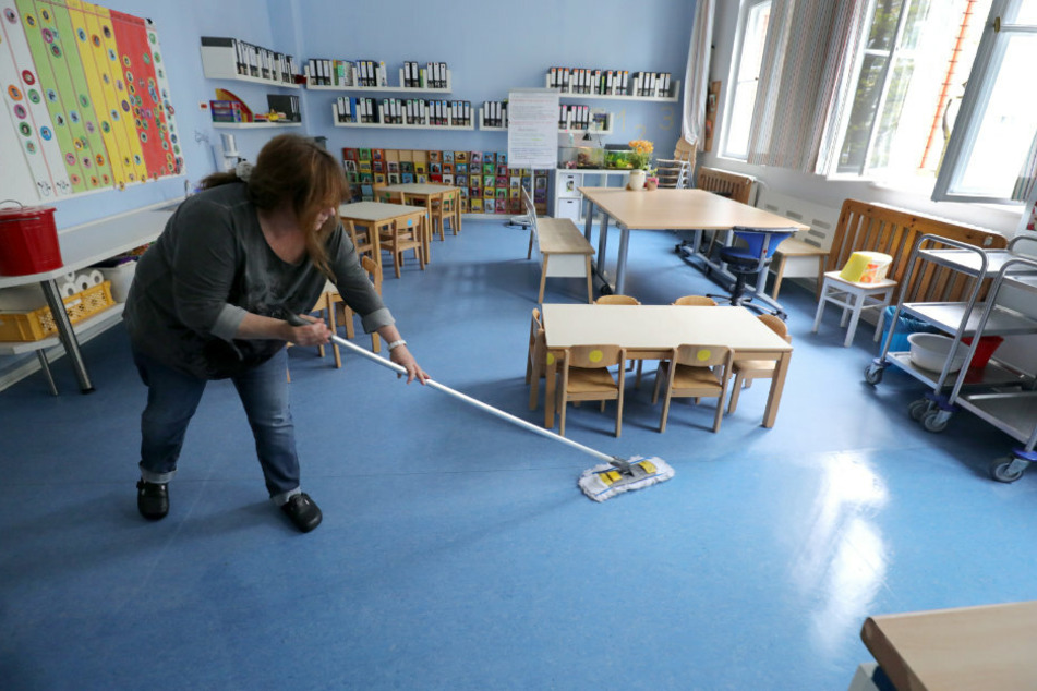 Eine Mitarbeiterin der Pestalozzi-Fröbel-Haus Kita im Bezirk Wilmersdorf sorgt in der Corona-Krise mehrmals am Tag für Hygiene und Sauberkeit in den Spielräumen, während Kinder im Rahmen eines Notprogramms betreut werden.