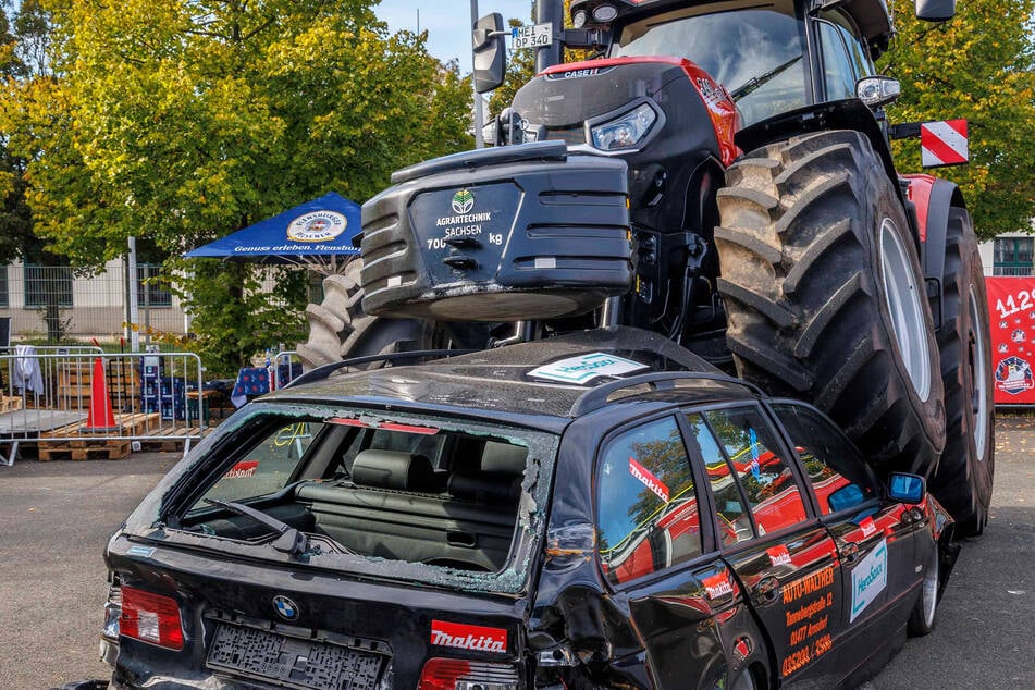 Kreuzungsunfälle mit Traktoren passieren häufig, deshalb werden Workshops für Rettungskräfte und Feuerwehrleute angeboten, damit sie für den Ernstfall vorbereitet sind.