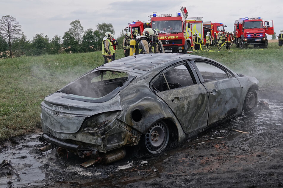 Dresden: Mysteriöser Auto-Brand bei Dresden: Opel fackelt auf Feld ab, wer hat ihn da abgestellt?
