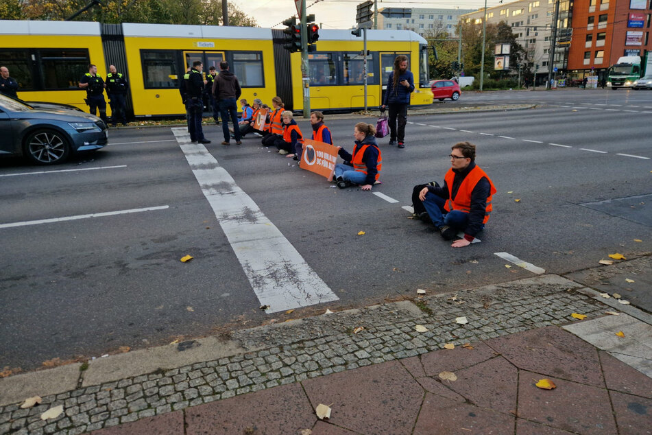 An der Kreuzung Landsberger Allee Ecke Danziger Straße klebten am Freitag wieder Klima-Aktivisten auf der Fahrbahn.