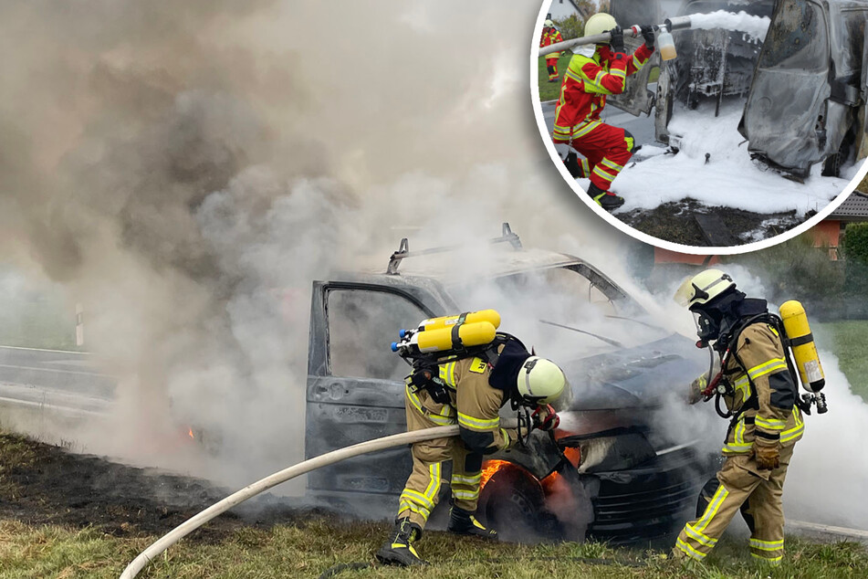 Kleintransporter steht in Flammen und brennt vollständig aus
