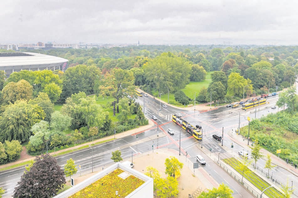 Nach jahrelanger Beanspruchung ist das Gleisdreieck der Dresdner Verkehrsbetriebe am Lennéplatz dringend sanierungsbedürftig.