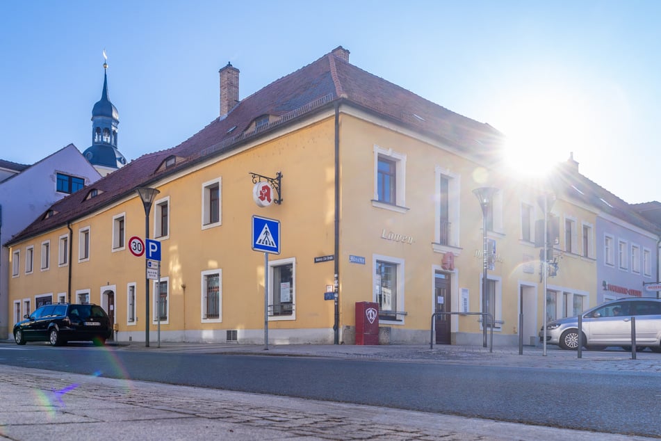Am Radeburger Markplatz ist seit 23 Jahren die "Löwen"-Apotheke. Seit dem Hausbesitzer-Wechsel gibt es Streit.