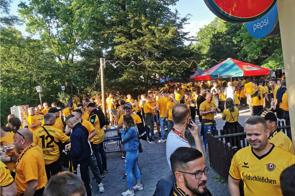 Viele Dynamo-Fans sind bereits vor Ort und stimmen sich nahe dem Stadion mit Kaltgetränken und Gesprächen auf das Spiel ein.