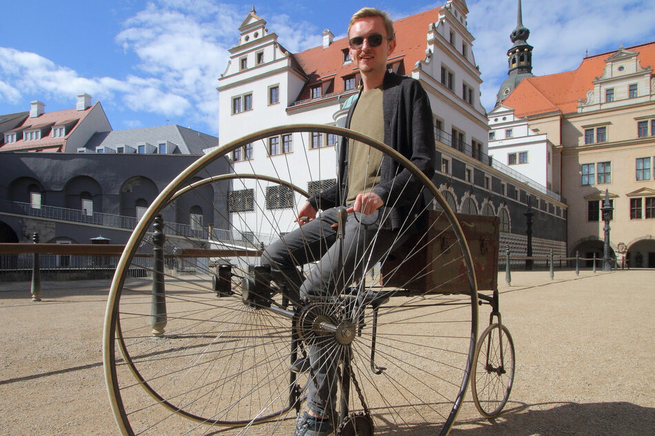 Funktioniert schon ganz gut: TAG24-Reporter Lennart Zielke (26) manövriert das Hintersteuer-Dreirad (1884) über den Stallhof.
