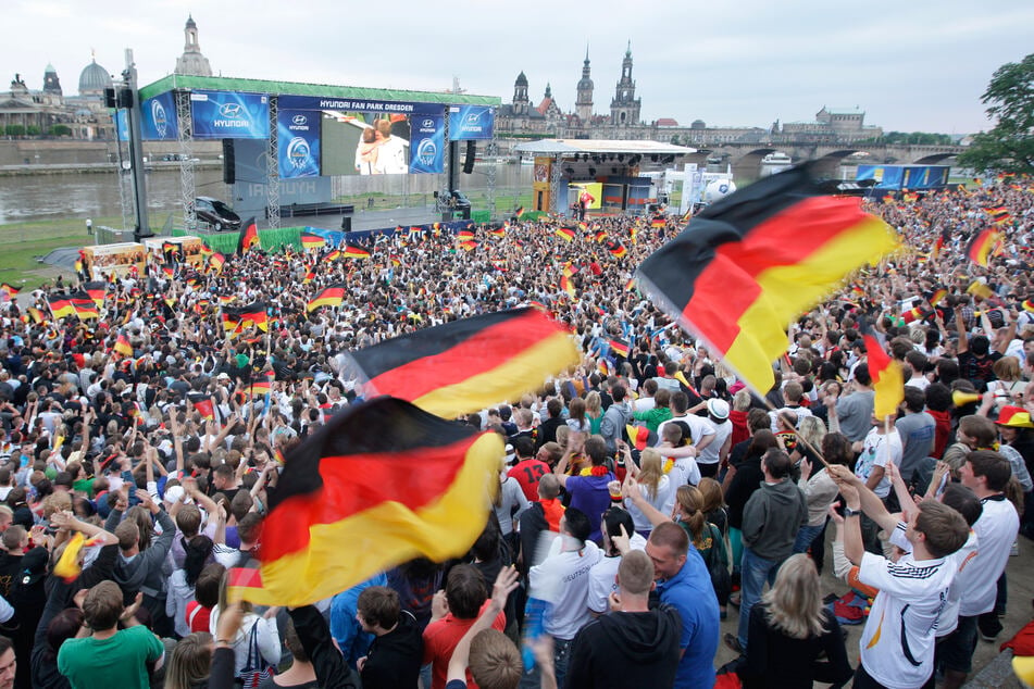 Das Viertelfinale der EM 2024 können Dresdner am Freitagabend beim Public Viewing am Elbufer verfolgen. (Archivbild)