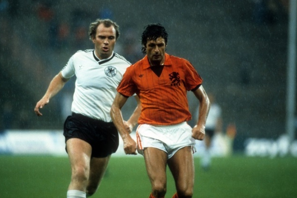 Wim Suurbier (Niederlande, re.) gegen Uli Hoeneß (BR Deutschland) im WM Finale 1974.