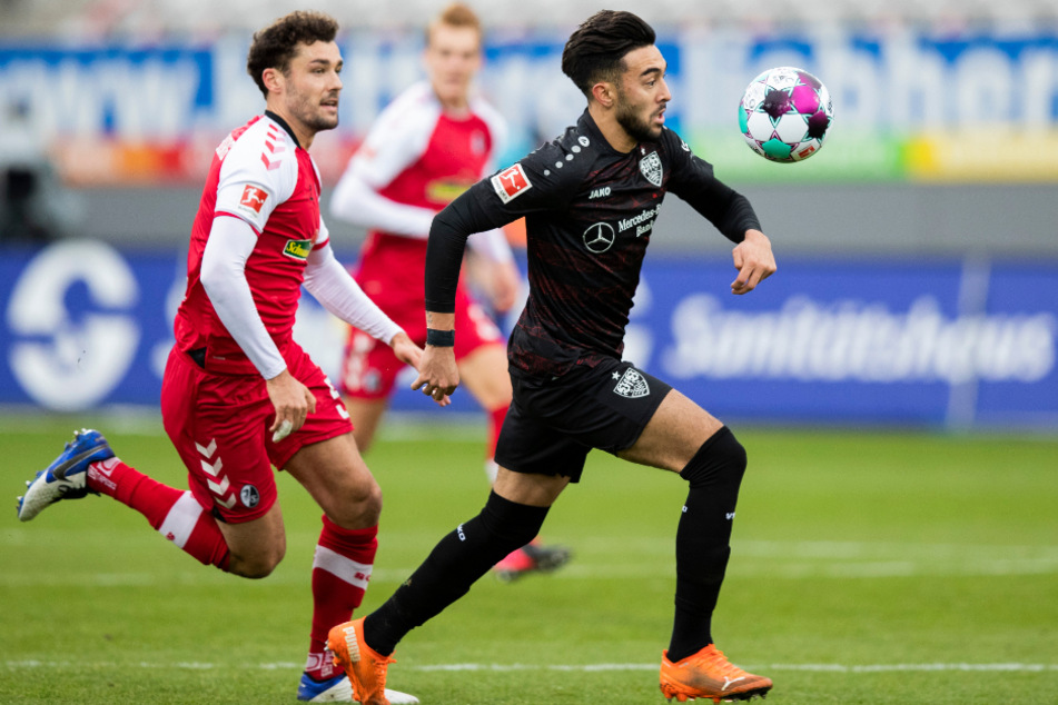 Freiburgs Manuel Gulde (29, l.) rennt VfB-Angreifer Nicolas Gonzalez (22) hinterher.