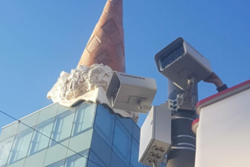 Überwachungskameras an der Schildergasse mit Blick auf den Kölner Neumarkt.