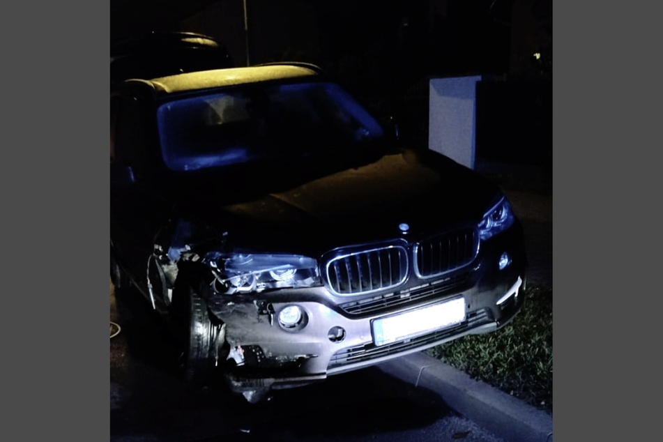 Auch der BMW der 38-Jährigen, die unter Alkoholeinfluss gefahren war, wurde demoliert.