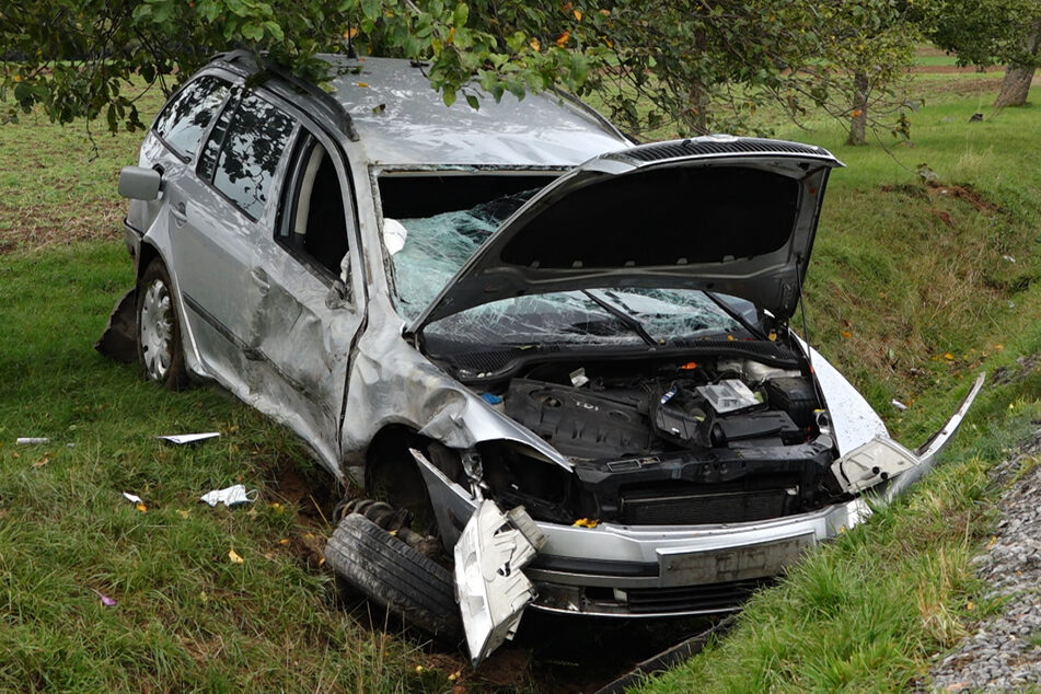 Der 46-jährige Fahrer des Skoda wurde durch die Wucht des Aufpralls aus seinem Auto geschleudert.