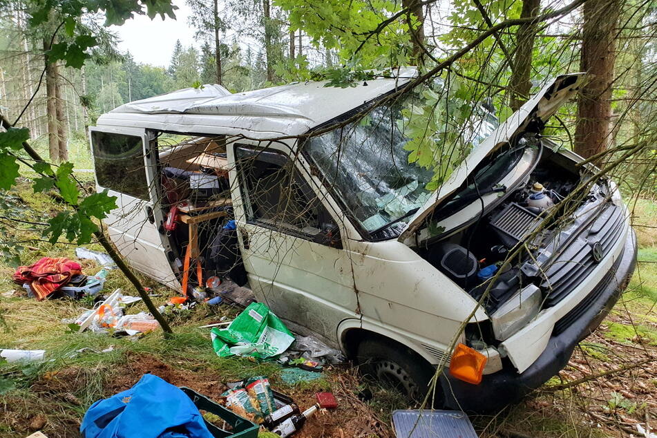Der Fahrer kam schwer verletzt in ein Krankenhaus.