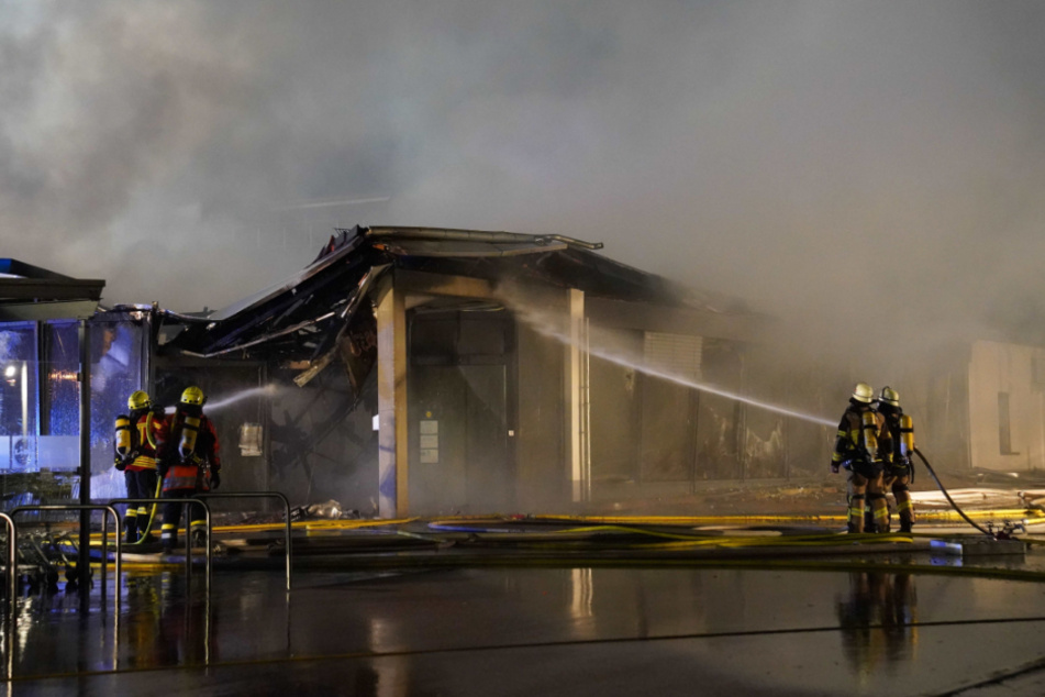Feuerwehrleute bei den Löscharbeiten.
