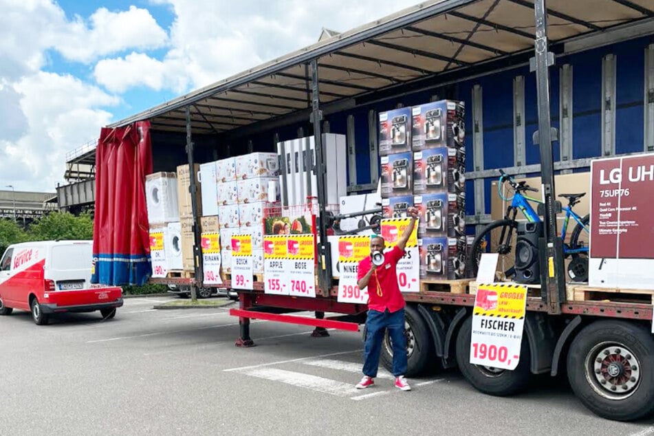 Auf diesem LKW erwarten Euch heiße Angebote.