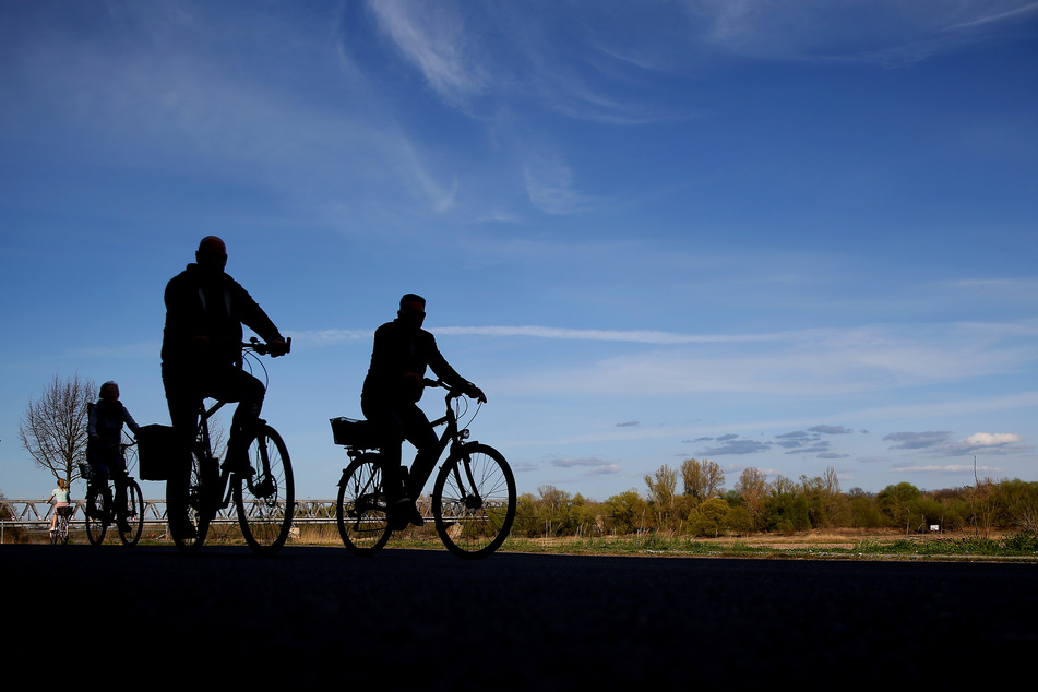Ein Radfahrer hat zwei Spaziergänger auf dem Elberadweg in Magdeburg mit Pfefferspray besprüht. (Symbolbild)