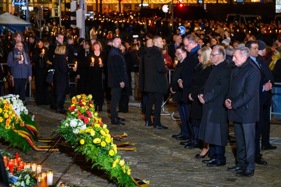 Gunnar Schellenberger (65, CDU, v.r.), Reiner Haseloff (71, CDU), Simone Borris (62, parteilos), und Bundeskanzler Friedrich Merz (70, CDU) legten Kränze vor der Kirche nieder.