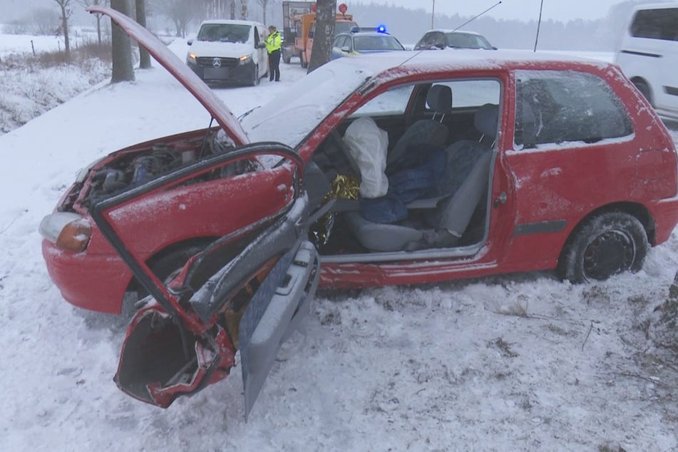 Am Montagmorgen krachte ein 21-Jähriger in Ganderkesee mit seinem Toyota gegen einen Baum.