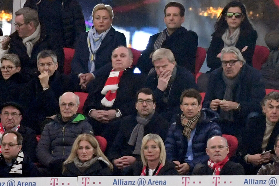 Uli Hoeneß (71, mittlere Reihe, 3.v.l.) und Oliver Kahn (54, rechts daneben) arbeiteten viele Jahre lang beim FC Bayern zusammen. Nun haben sie sich nur noch wenig zu sagen.