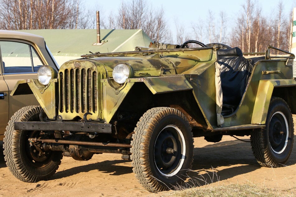 Ein Militär-Oldtimer in Bernsdorf zog die Aufmerksamkeit einer Polizeistreife auf sich. (Symbolfoto)