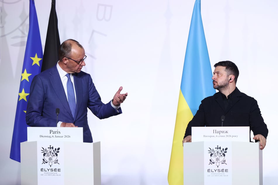Der deutsche Bundeskanzler Friedrich Merz (70, CDU, l.) und der ukrainische Präsident Wolodymyr Selenskyj (47, r.) während einer Pressekonferenz im Elysee-Palast in Paris nach einem Treffen mit Mitgliedern der Koalition der Willigen.