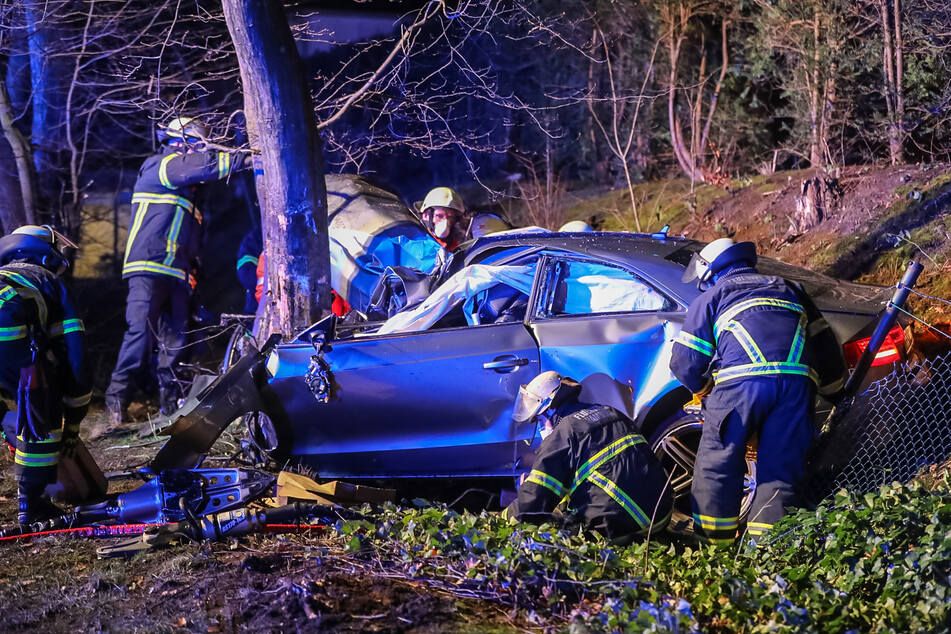 Missglücktes Überholmanöver! Fahrer stirbt, Beifahrer verletzt