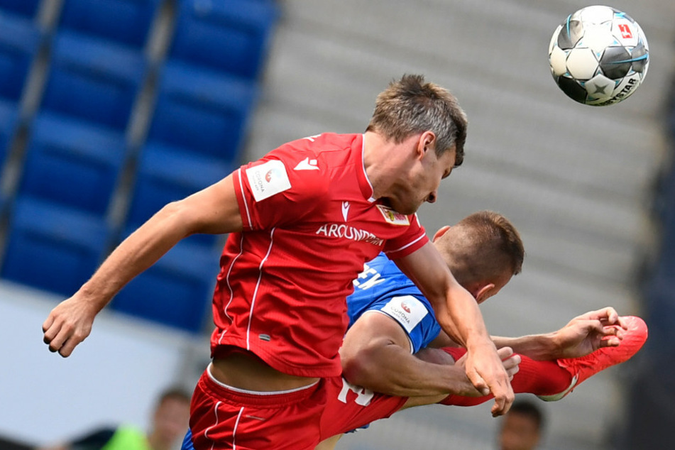 Michael Parensen (l.) vom 1. FC Union Berlin und Pavel Kaderabek von 1899 Hoffenheim kämpfen um den Ball.