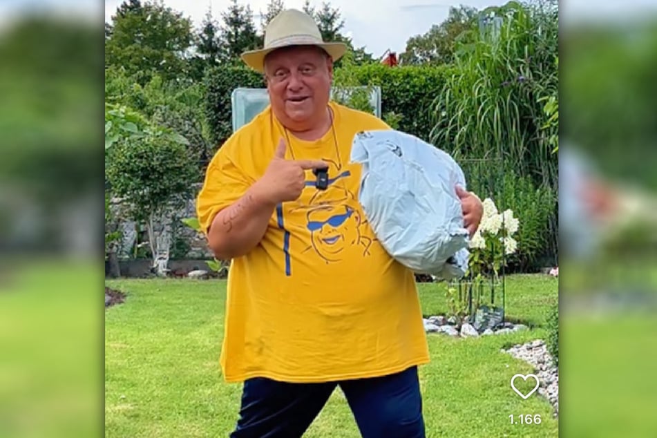 Kleingartensheriff Michael Baumann (62) mit einem Paket seines neuesten Kooperationspartners. Der kommt bei seinen Followern leider gar nicht gut an.