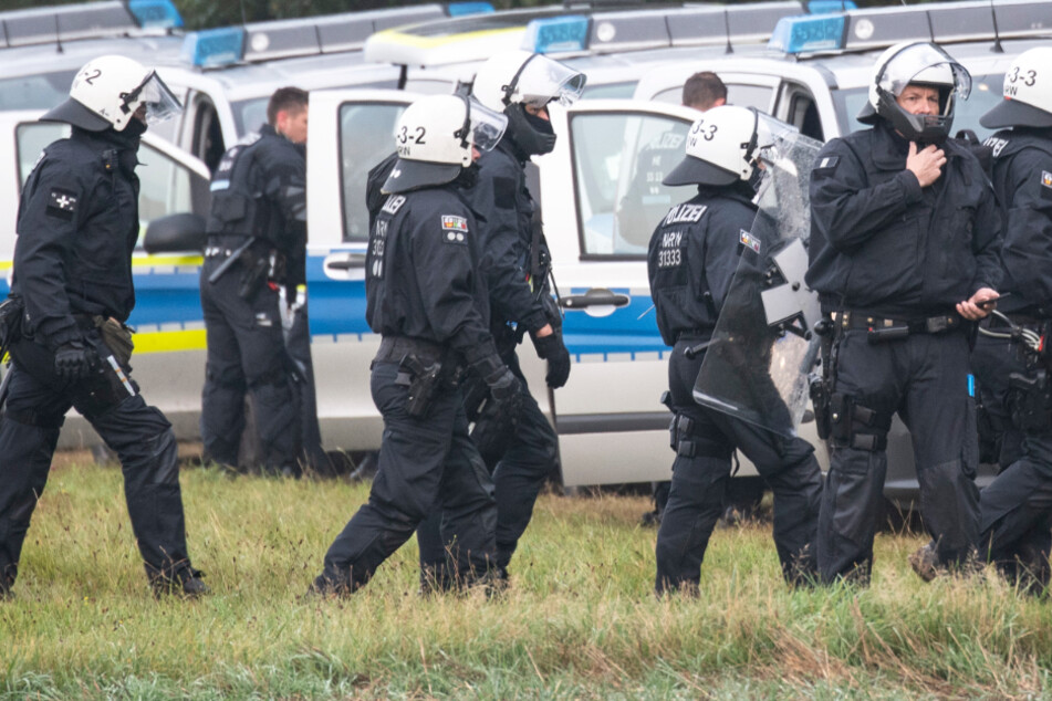 Baumfäll-Arbeiten an A49 beginnen: Großaufgebot der Polizei im Einsatz