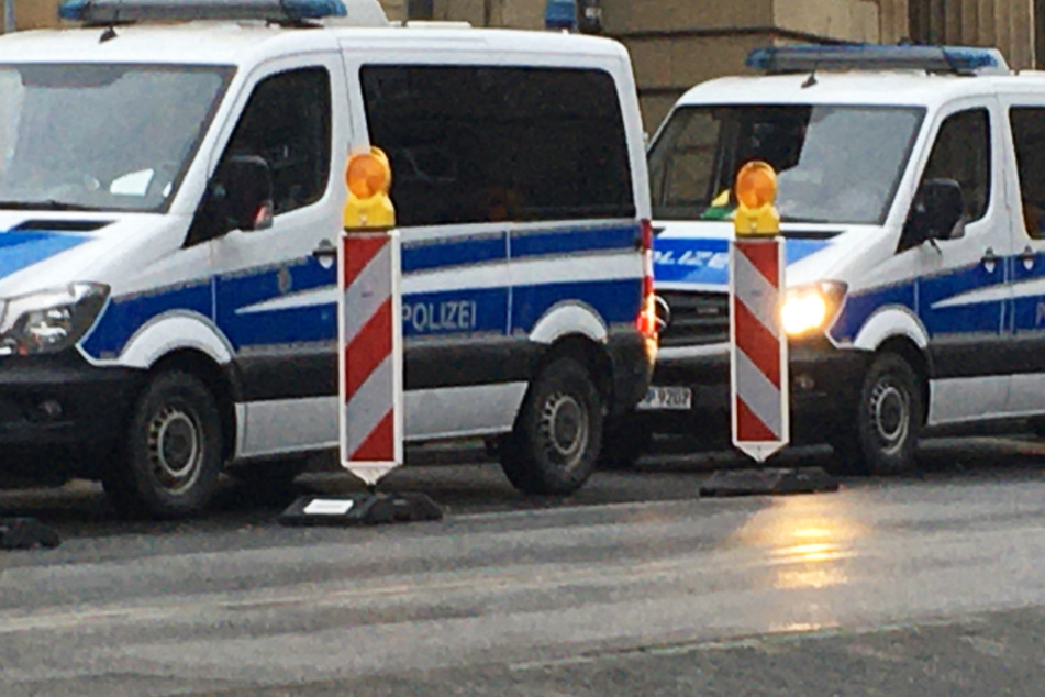 Einsatzwagen der Polizei stehen am Samstagmorgen neben dem Hauptbahnhof Frankfurt.