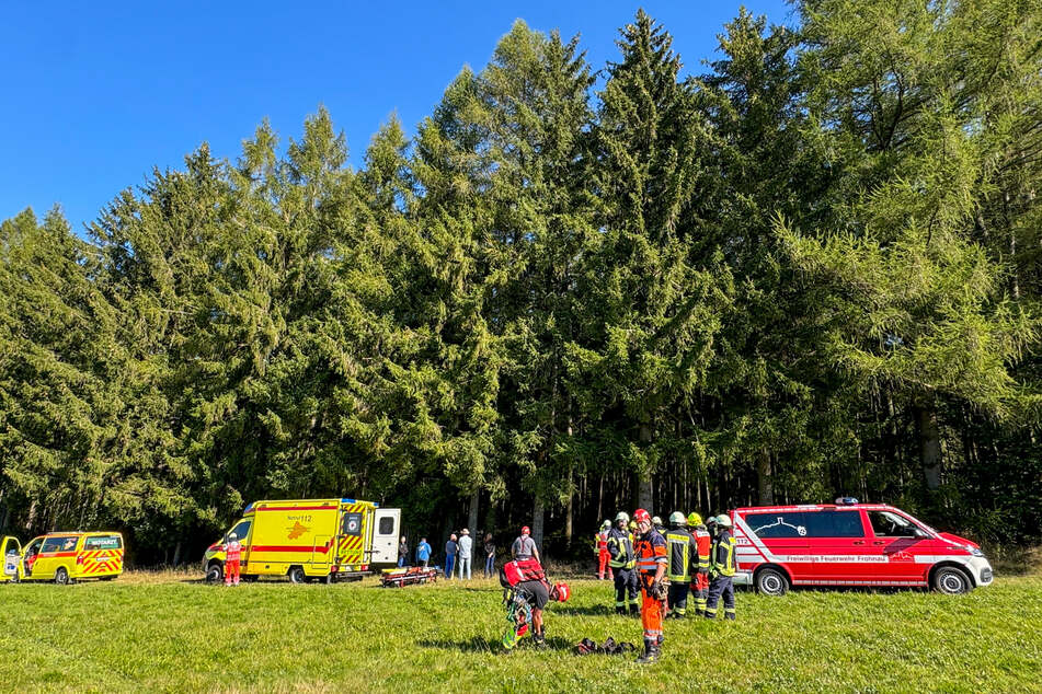 Zahlreiche Rettungskräfte rückten an, um den Mann aus mehreren Metern Höhe zu befreien.