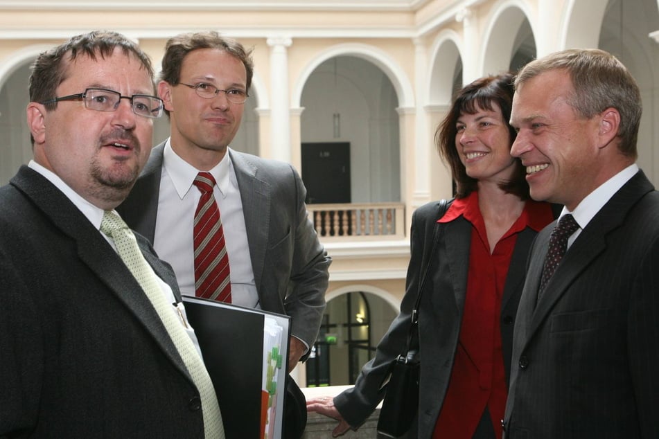 2006: Die Rechtsanwälte Endrik Wilhelm und Peter Manthey besprechen sich mit Ingolf Roßberg und seiner Frau (v.l.).