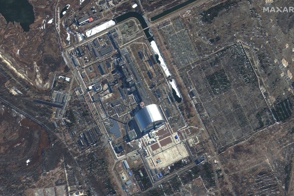 Russische Truppen haben nach Angaben des ukrainischen Atomkonzerns Enerhoatom mit dem Abzug von den besetzten Atomreaktoren Tschernobyl und Slawutytsch begonnen.