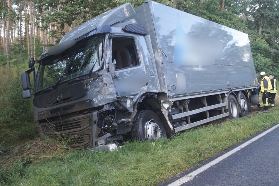 Der 25-jährige Fahrer des Lkw wurde mit einem Rettungswagen in eine Klinik gebracht.