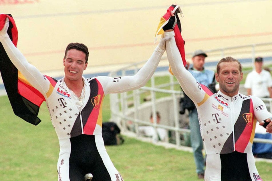 Michael Hübner (r.), hier an der Seite von Jens Fiedler (54), war mit sieben WM-Titeln einer der erfolgreichsten deutschen Radsportler überhaupt. (Archivfoto)