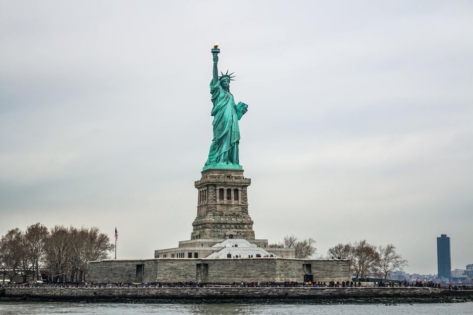 Die "Freiheitsstatue" ("Statue of Liberty") vor der Küste von New York ist das Zeichen für Freiheit und der amerikanischen Unabhängigkeit.